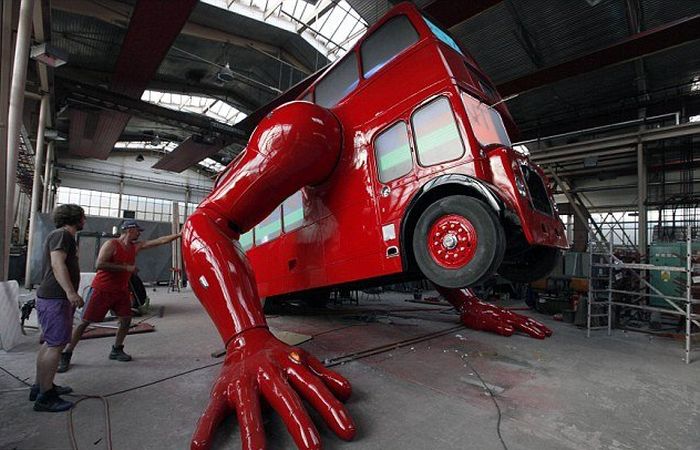 Double Decker Bus Artwork by David Cerny (11 pics)