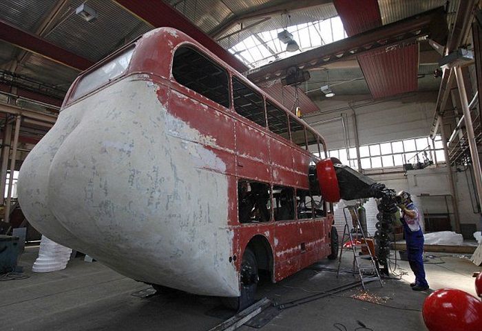 Double Decker Bus Artwork by David Cerny (11 pics)