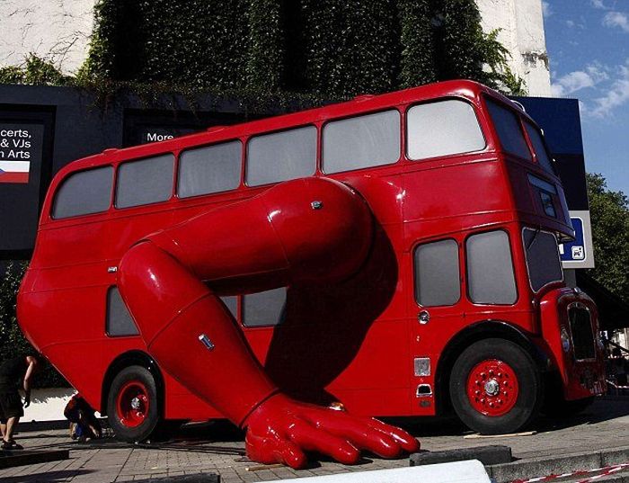 Double Decker Bus Artwork by David Cerny (11 pics)