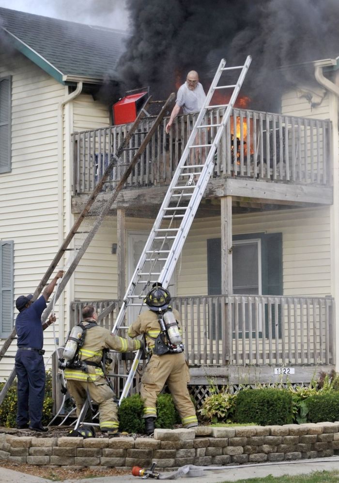 Firemen Rescue a Man (5 pics)