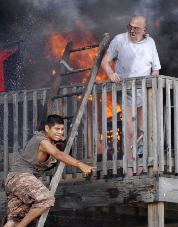 Firemen Rescue a Man (5 pics)