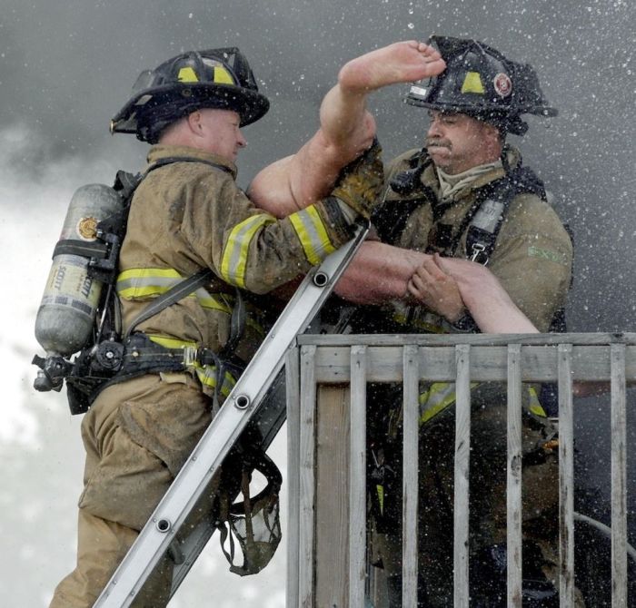 Firemen Rescue a Man (5 pics)