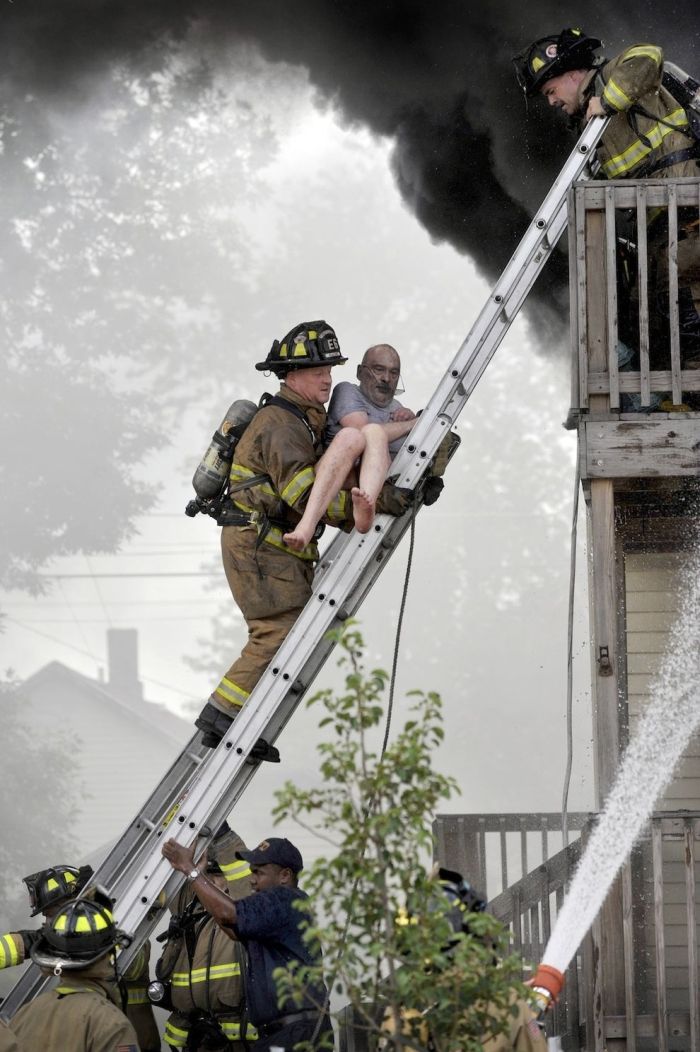 Firemen Rescue a Man (5 pics)