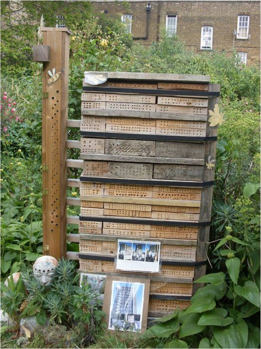 Bee Hotel in Paris (24 pics)
