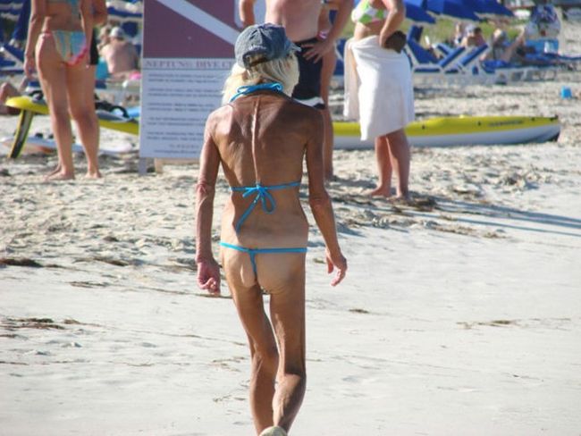 Awkward and Funny Beach Moments (42 pics)