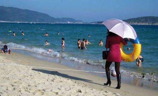 Awkward and Funny  Beach  Moments 42 pics 