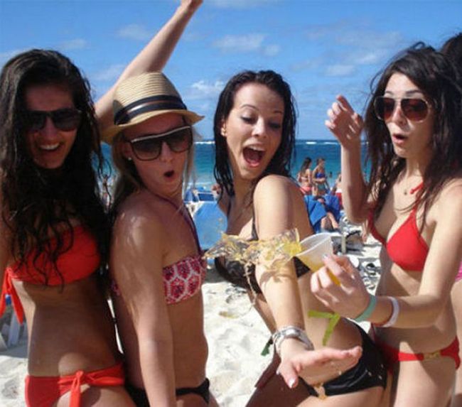 Awkward and Funny Beach Moments (42 pics)