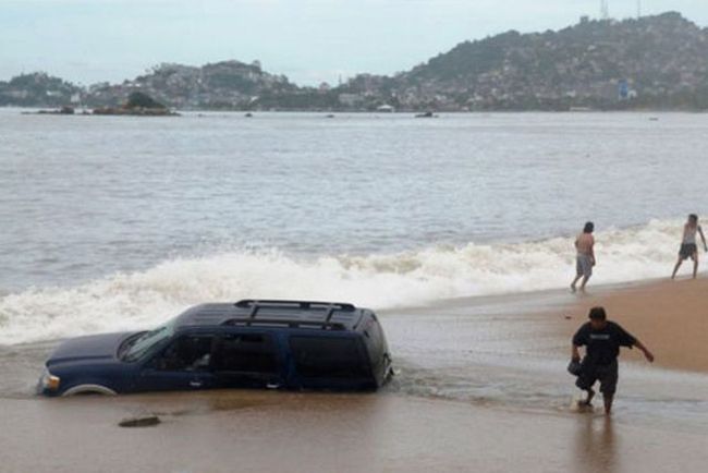 Awkward and Funny Beach Moments (42 pics)