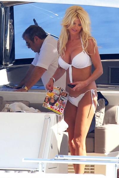 Famous Girls in White Bikinis (41 pics) Famous Girls in White Bikinis (41 pics)