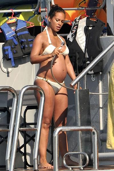 Famous Girls in White Bikinis (41 pics) Famous Girls in White Bikinis (41 pics)