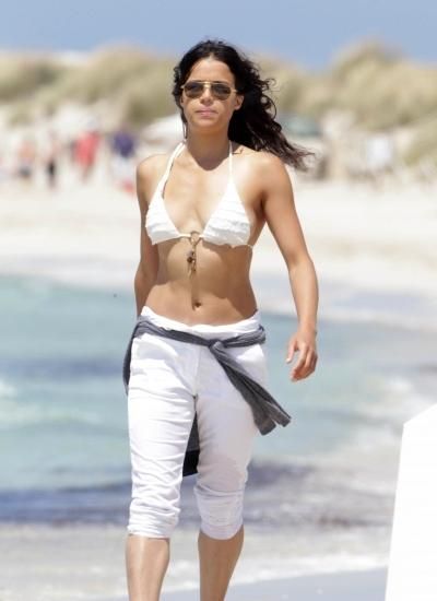 Famous Girls in White Bikinis (41 pics) Famous Girls in White Bikinis (41 pics)