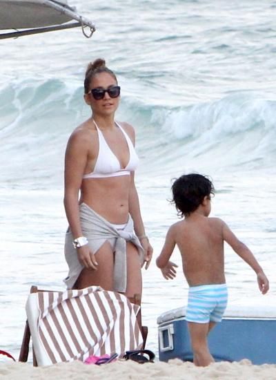Famous Girls in White Bikinis (41 pics) Famous Girls in White Bikinis (41 pics)