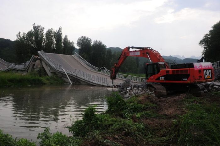 Overloaded Truck Broke a Bridge (8 pics)
