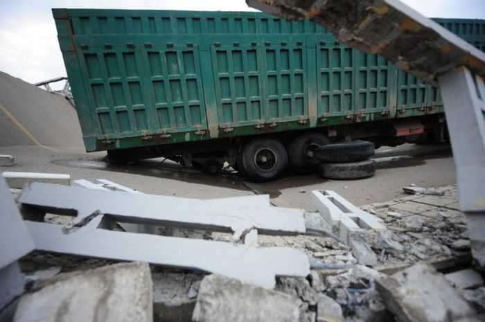 Overloaded Truck Broke a Bridge (8 pics)