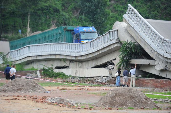 Overloaded Truck Broke a Bridge (8 pics)