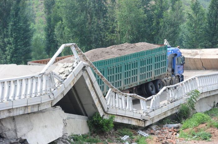 Overloaded Truck Broke a Bridge (8 pics)