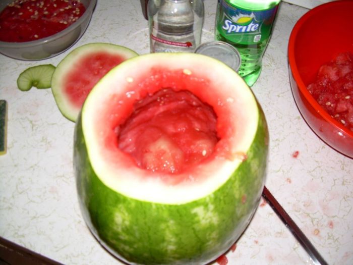 How to Make a Vodka Watermelon (9 pics)