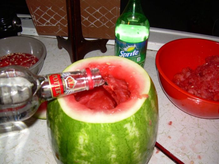 How to Make a Vodka Watermelon (9 pics)