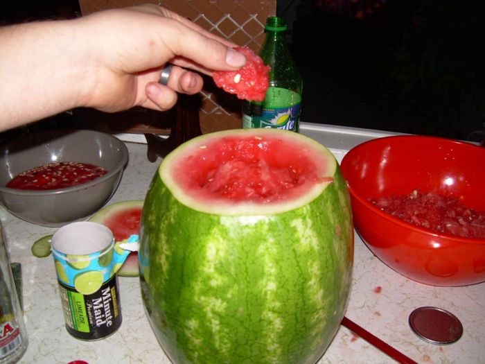 How to Make a Vodka Watermelon (9 pics)