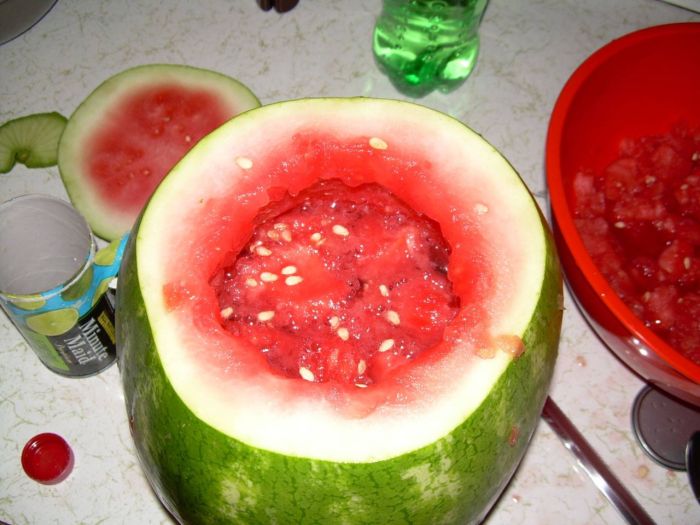 How to Make a Vodka Watermelon (9 pics)