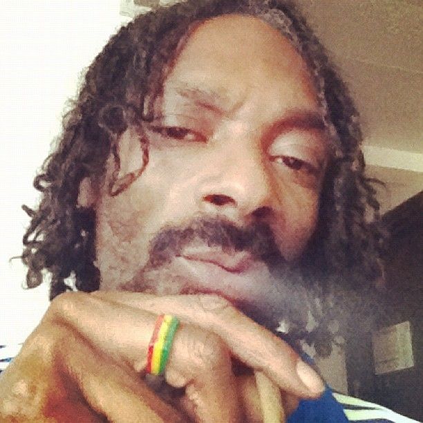 Snoop Dogg with a Joint (13 pics)