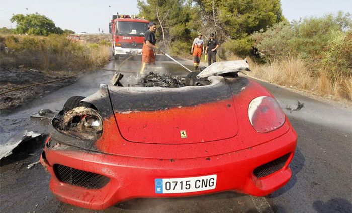 Ever Banega's Ferrari on Fire (7 pics + video)