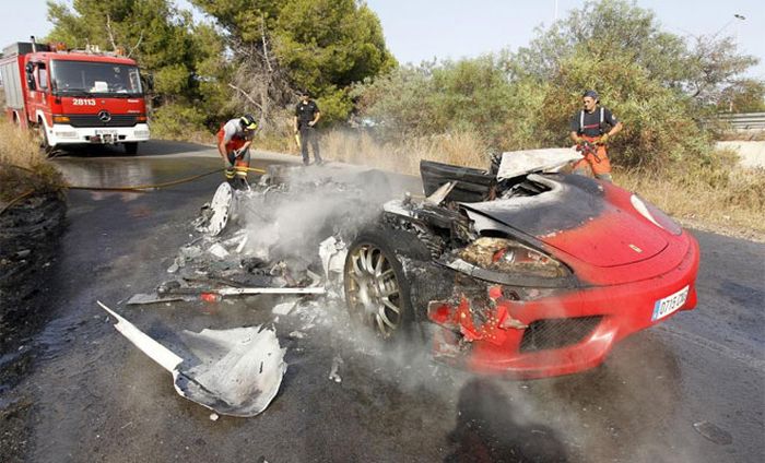 Ever Banega's Ferrari on Fire (7 pics + video)