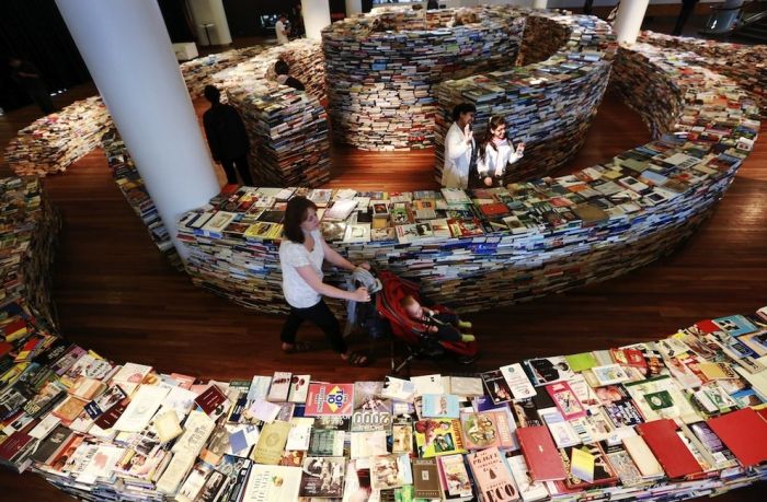 Maze Made Out Of 250,000 Books (5 pics)