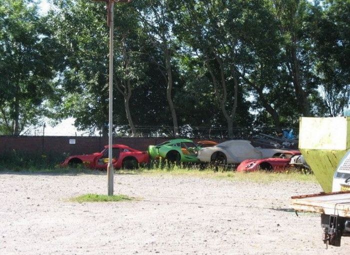 Abandoned Supercars (61 pics)