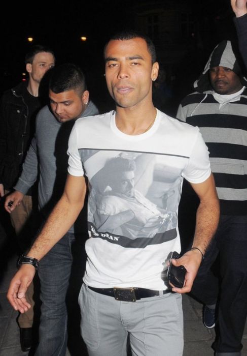 Celebrities Wearing Celebrity T-shirts (49 pics)