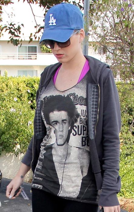 Celebrities Wearing Celebrity T-shirts (49 pics)