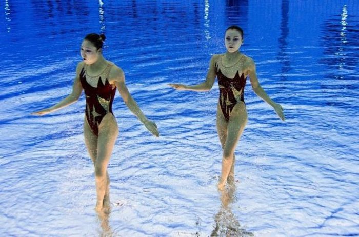 Syncronized Swimming as Seen Under Water (13 pics)