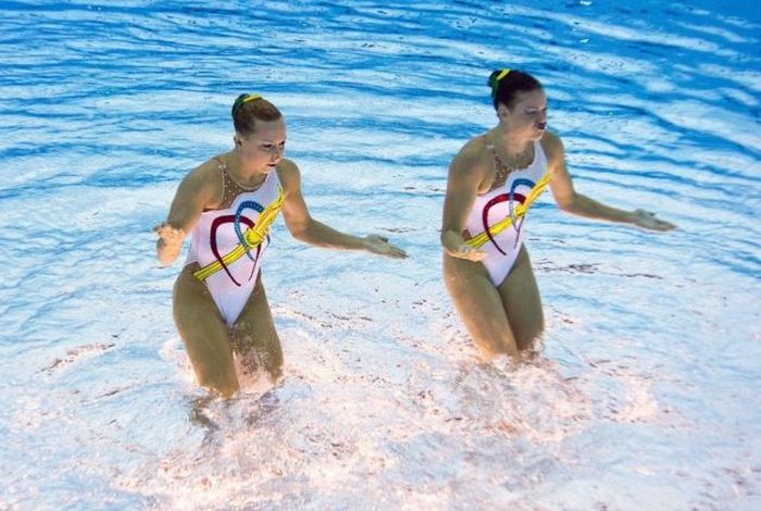 Syncronized Swimming as Seen Under Water (13 pics)