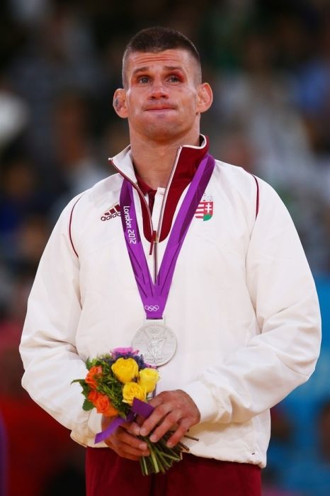 Celebrating Olympic Silver Medals (16 pics)