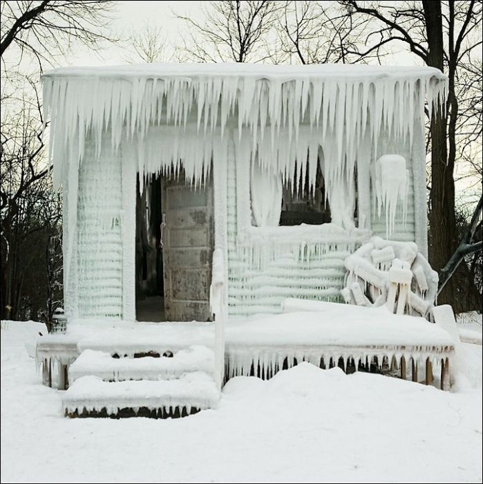 Frozen House (5 pics)