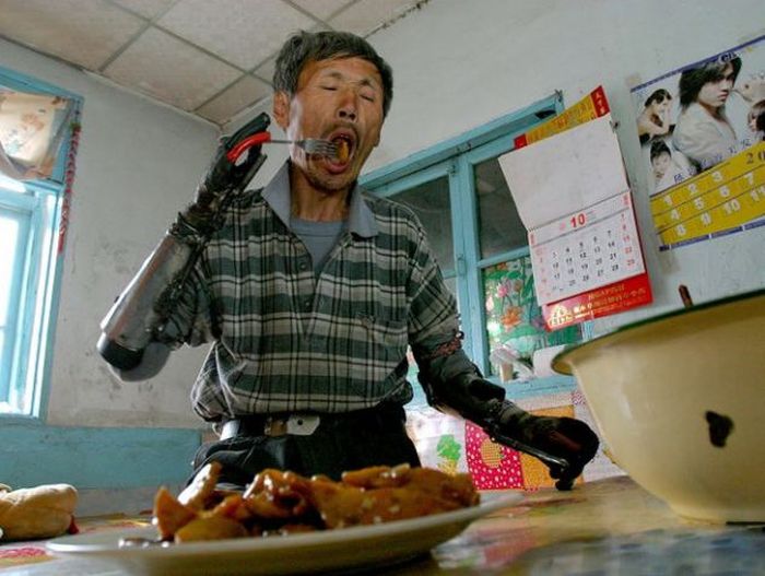 Chinese Man Builds Himself Bionic Hands (7 pics)