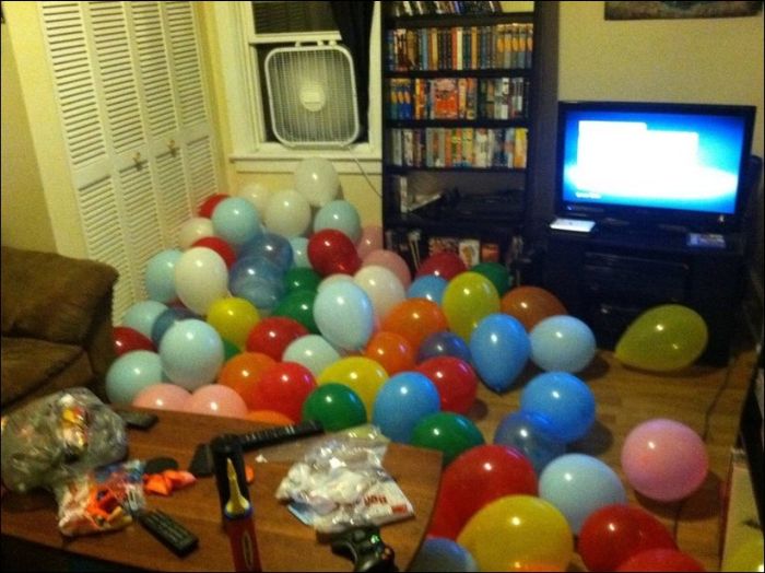 1500 Balloons Roommate Prank (17 pics)
