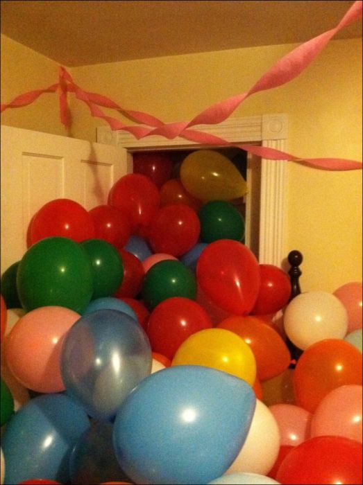 1500 Balloons Roommate Prank (17 pics)