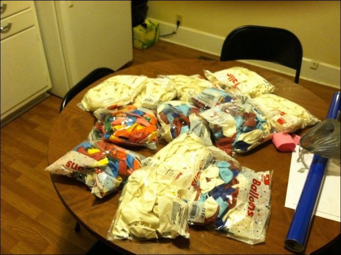 1500 Balloons Roommate Prank (17 pics)