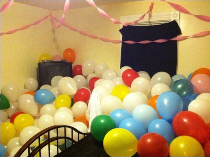 1500 Balloons Roommate Prank (17 pics)