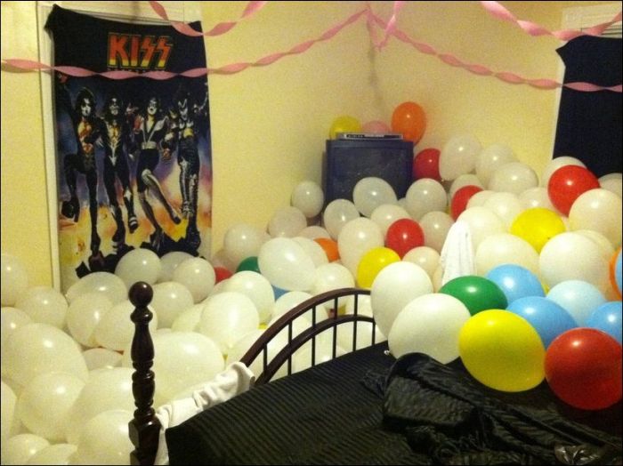 1500 Balloons Roommate Prank (17 pics)
