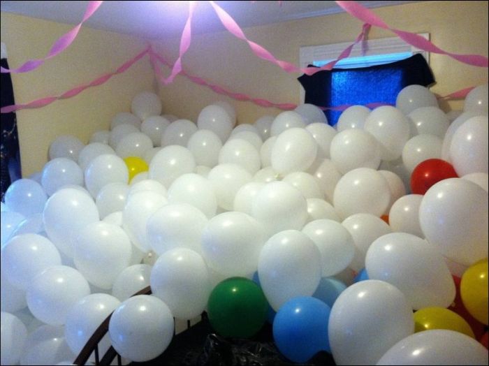 1500 Balloons Roommate Prank (17 pics)