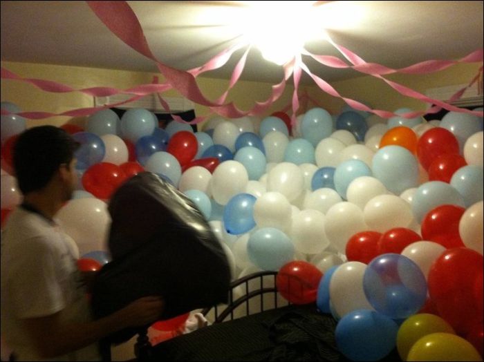 1500 Balloons Roommate Prank (17 pics)