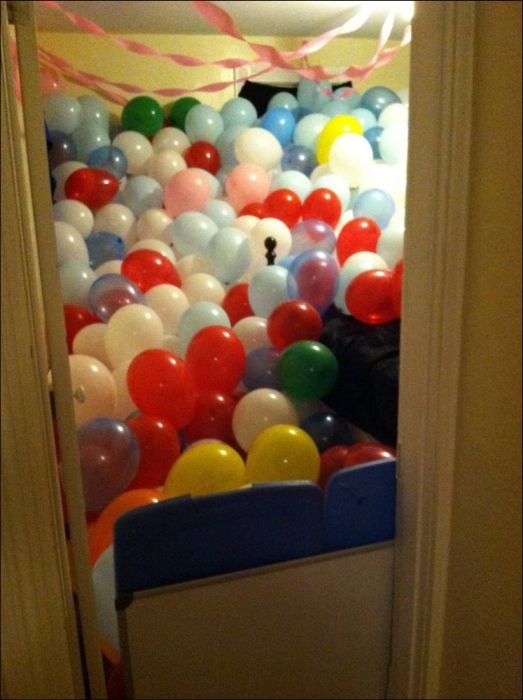 1500 Balloons Roommate Prank (17 pics)