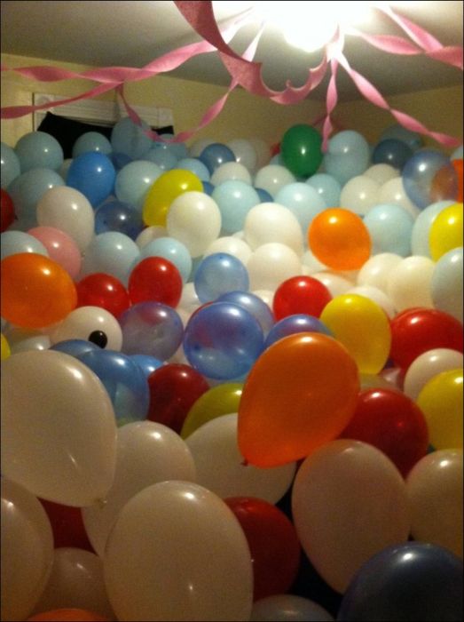 1500 Balloons Roommate Prank (17 pics)