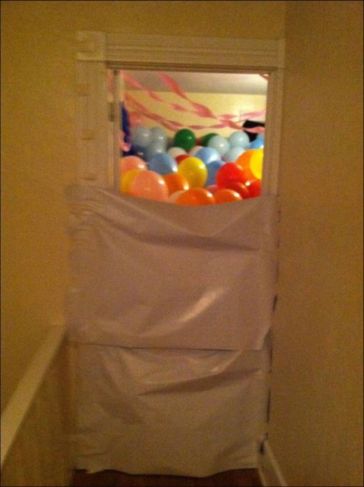 1500 Balloons Roommate Prank (17 pics)