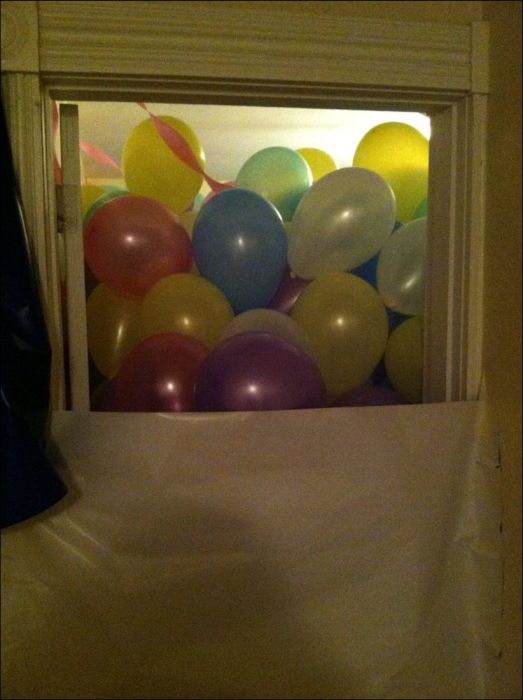 1500 Balloons Roommate Prank (17 pics)