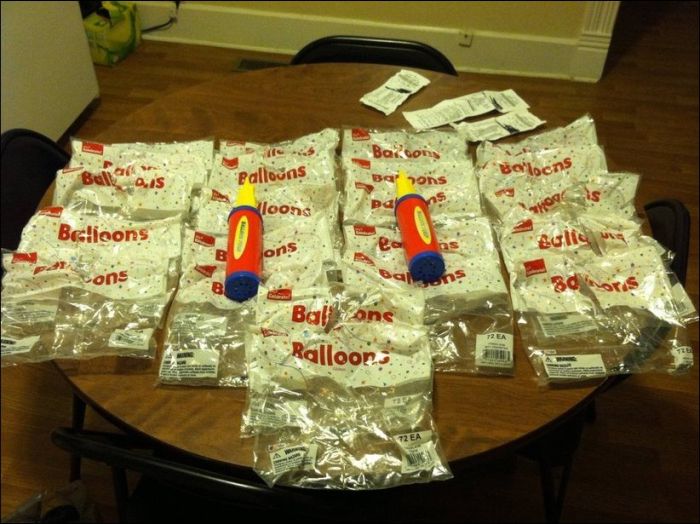 1500 Balloons Roommate Prank (17 pics)