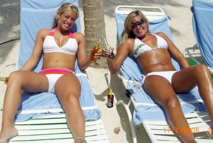 Beach Girls (54 pics)