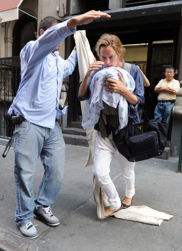 Uma Thurman Almost Fell With Her Baby (4 pics)